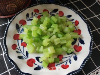 炝拌芹菜的做法