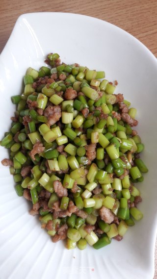 碎肉炒蒜薹的做法
