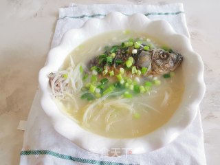 萝卜丝鲫鱼汤的做法