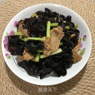 肉片炒木耳的做法