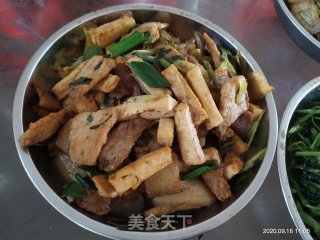 蒜苗豆腐饼炒五花肉的做法