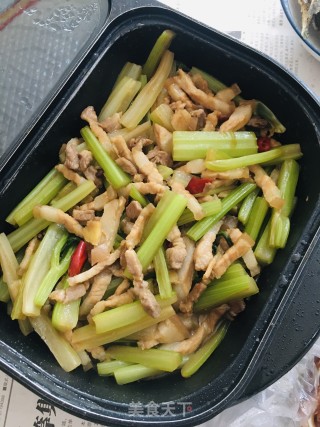 西芹炒肉丝的做法