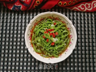 酸辣菠菜面的做法