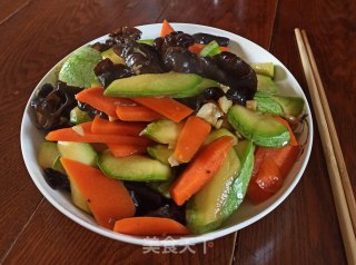 西葫芦胡萝卜炒木耳的做法