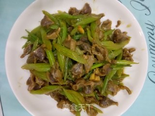 芹菜炒鸡胗的做法