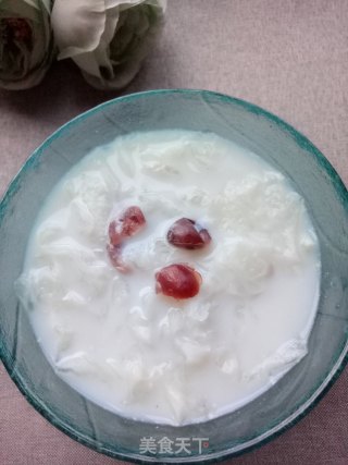 蔓越莓牛奶炖银耳的做法