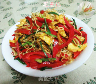 鸭蛋红椒炒波纹面的做法