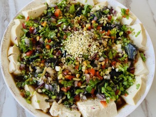 火麻仁浇汁豆腐松花蛋的做法