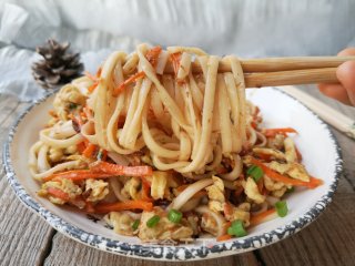 胡萝卜鸡蛋炒面的做法