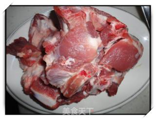 排骨烧土豆的做法步骤：1