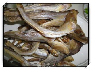 青红椒煸小鱼干的做法步骤：4