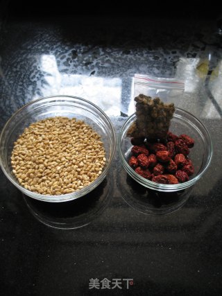 红枣菊花炒麦茶的做法步骤：1