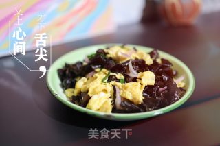 木耳洋葱炒鸡蛋的做法
