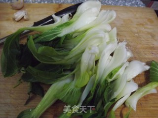 红酒排骨鹌鹑蛋的做法步骤：2