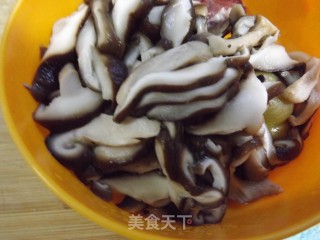 红酒排骨鹌鹑蛋的做法步骤：4