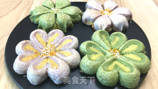 奶黄椰蓉桃花酥，需要“一点”耐心的小甜品，完成后成就感十足。