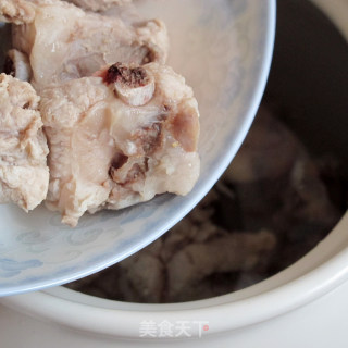 金花排骨汤的做法步骤：4