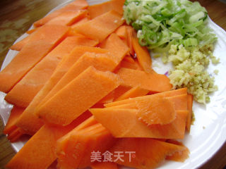 【冬季养生菜】胡萝卜炒菜花的做法步骤：2