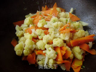 【冬季养生菜】胡萝卜炒菜花的做法步骤：6