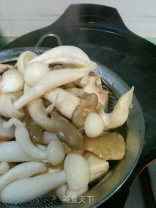 菌菇牛肉粉的做法步骤：3