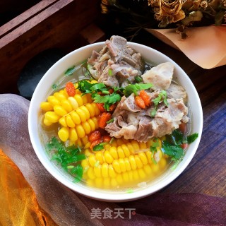 枸杞玉米排骨汤的做法