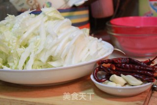 醋溜白菜的做法步骤：1