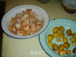 栗子烧鸡翅根的做法步骤：1