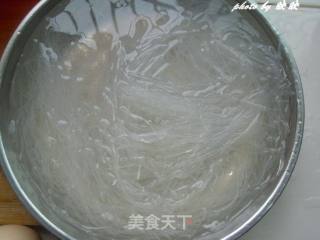 肉片茼蒿蛋蒸粉丝的做法步骤：1