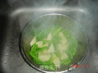 土豆炒豆角的做法步骤：1
