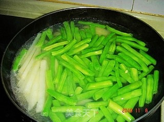 土豆豆角丝的做法步骤：1
