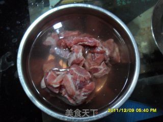 排骨炖土豆的做法步骤：1