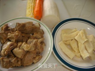 清鲜玉米羊肉汤的做法步骤：1