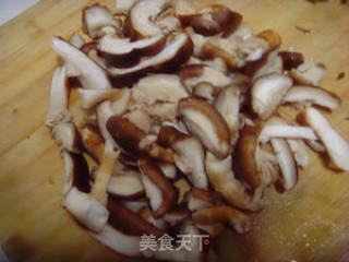 香菇炒韭菜的做法步骤：1
