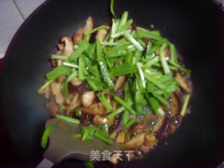 香菇炒韭菜的做法步骤：7