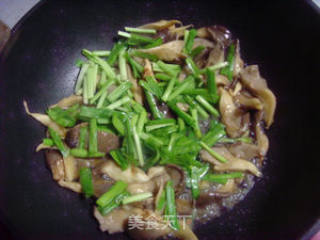 韭菜炒鲜蘑的做法步骤：9