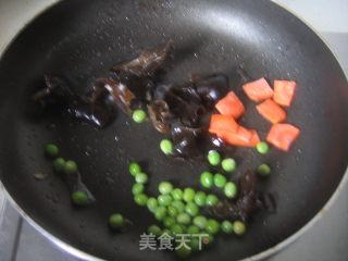 荸荠黑木耳炒肉片的做法步骤：3