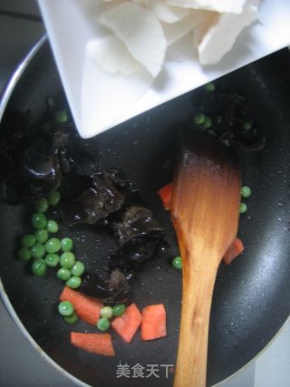 荸荠黑木耳炒肉片的做法步骤：4