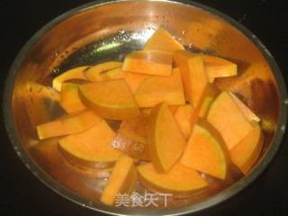 蒜味炒南瓜的做法步骤：1
