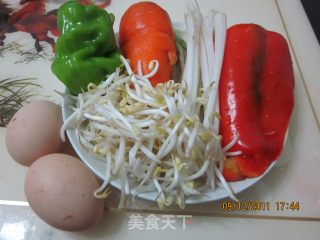 五彩炒蛋丝的做法步骤：1