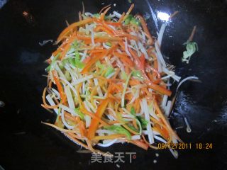 五彩炒蛋丝的做法步骤：6