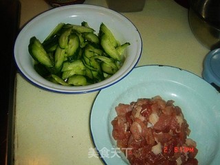 黄瓜肉片汤的做法步骤：1