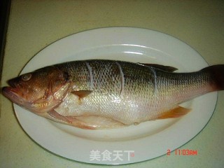 清蒸鲈鱼的做法步骤：1