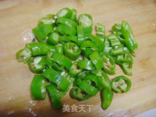 尖椒火腿肠的做法步骤：1