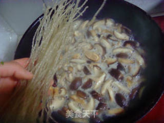 香菇炖粉条的做法步骤：9