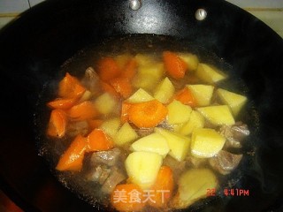 炖牛肉的做法步骤：1