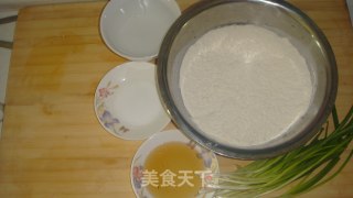 外酥内软------葱香油饼的做法步骤：1