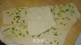外酥内软------葱香油饼的做法步骤：6