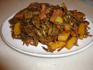 油豆角干烧肉块土豆的做法步骤：11