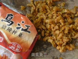 翡翠榨菜鲜肉饺的做法步骤：3
