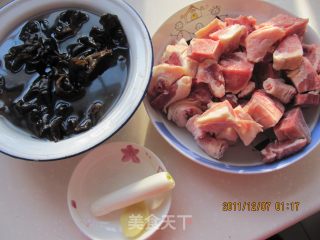 黑木耳干烧鸭的做法步骤：2